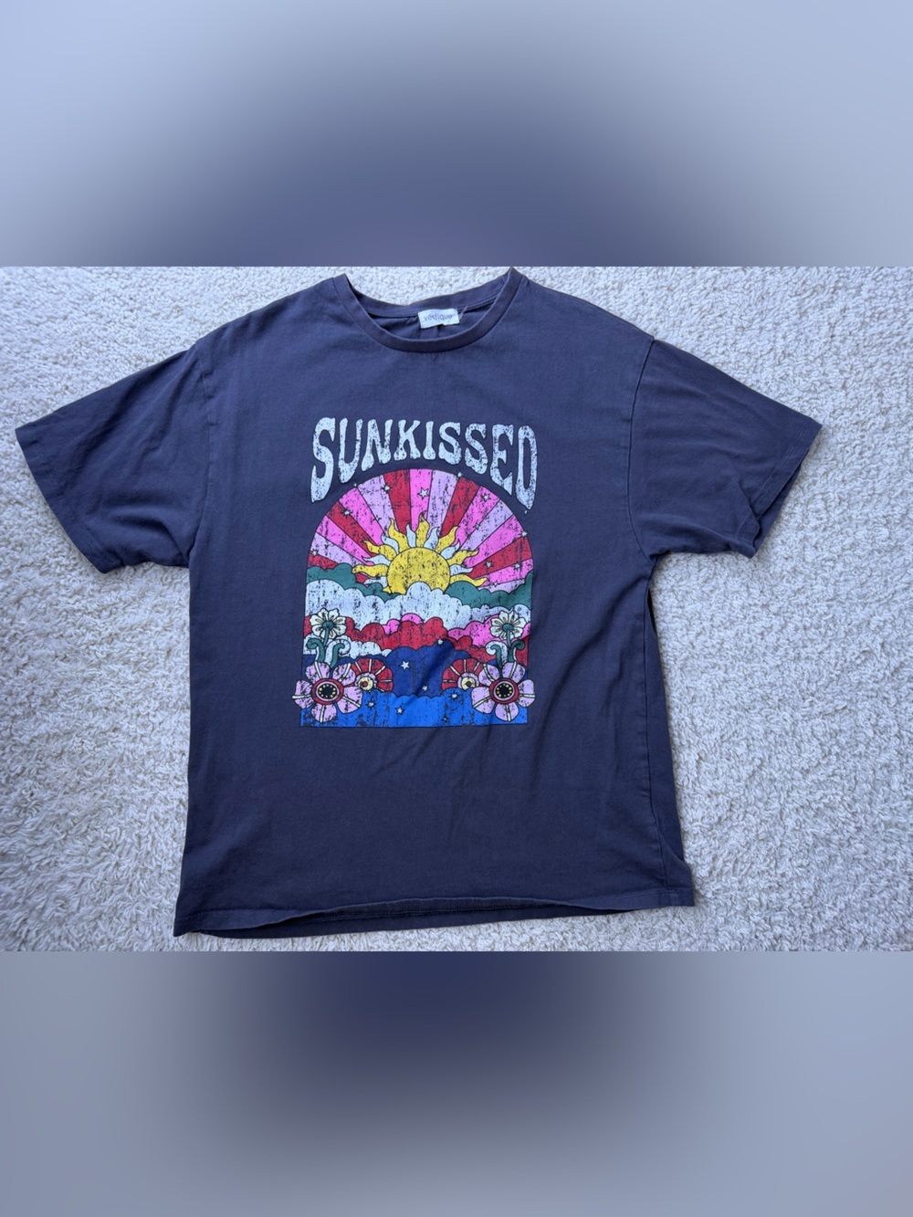 Sz Small SUNKISSED Vestique Graphic Tee